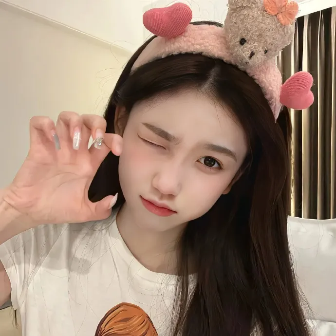 港台老牌艺人深夜出入高档会所，经纪人连夜公关，一夜之间持续发酵